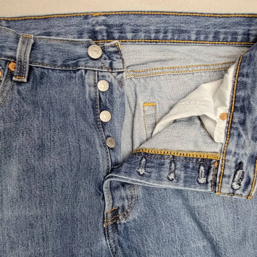 Levi's 501 Jeans men's 34x34 Original Straight Fit Button Fly Light Blue Denim - Picture 6 of 16